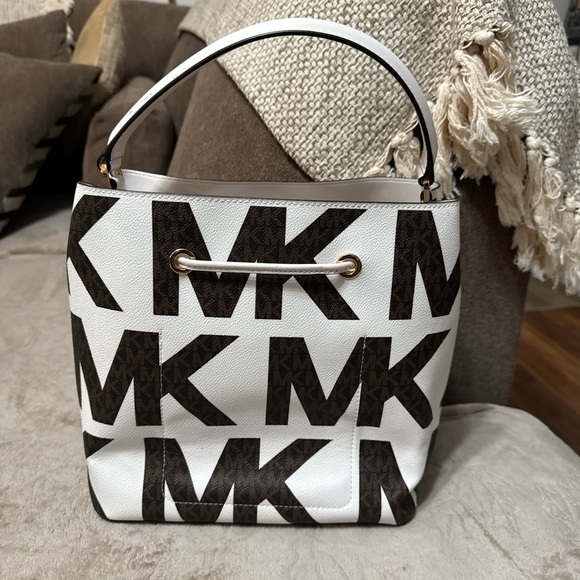 Michael Kors signature print bucket bag, white with brown MK logo drawstring - Picture 2 of 6